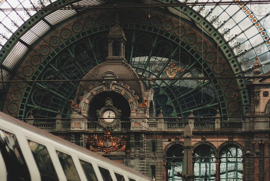 gare d'anvers © Katrina Eglite-unsplash