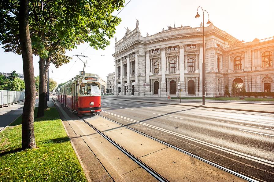 Tramway devant le Burgtheater - Vienne - Autriche © JR Photography/fotolia.com