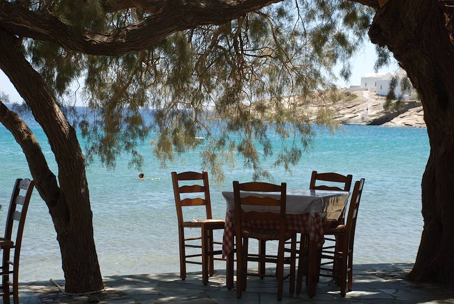 Restaurant Lebessis sur la plage d'Apokoftou - Sifnos - Grèce © Chloé Ruffin