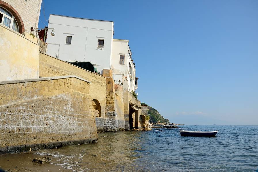 Quartier du Pausilippe - Naples - Italie © enzodebernardo / Fotolia