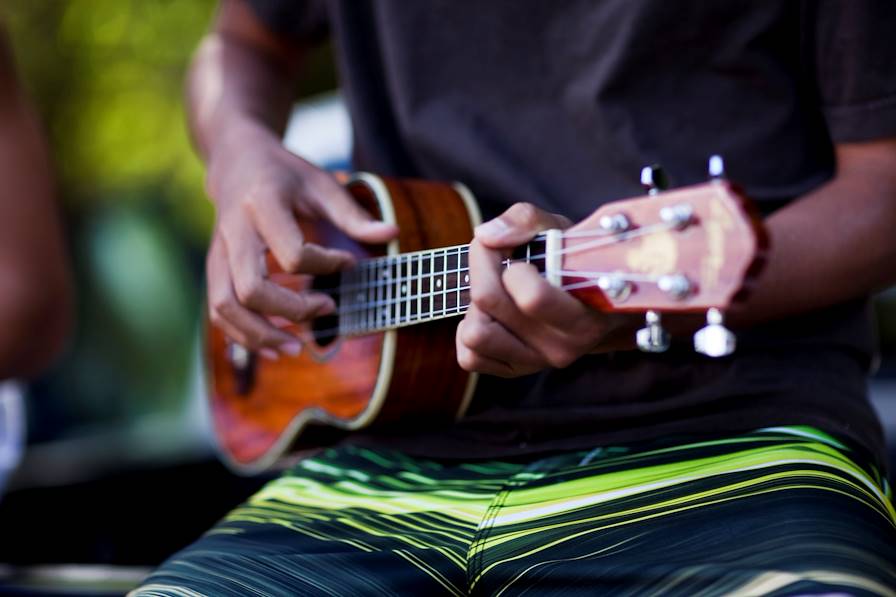 Homme jouant de l'ukulele - Oahu - Hawaï © Hawaii Tourism Authority/Tor Johnson