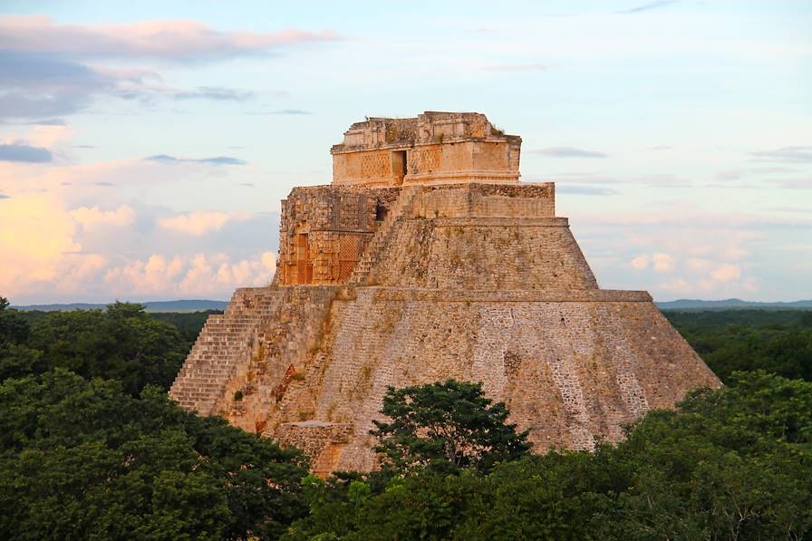 Vue de la pyramide d'Uxmal au coucher du soleil - Mexique © Vanille Mayé