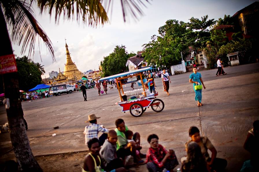 Botahtaung Pagoda - Rangoon - Birmanie  © Christian Berg/LAIF-REA