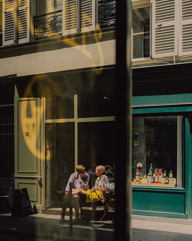 Scène de vie dans la rue à Paris